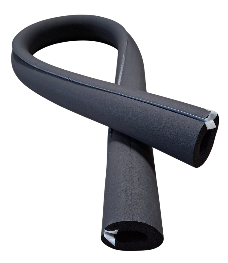 Armaflex Isolierung Camper Ausbau Mann arbeitet am Innenausbau eines Lieferwagens Armaflex